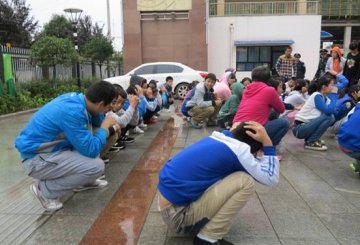 宝鸡市特殊教育学校组织师生进行地震演练